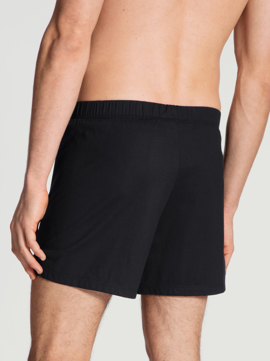 Le mannequin Homme porte le/la Boxer short avec ouverture en 100% coton de couleur Noir, Unicolore, de la série Cotton Code de CALIDA, Vue arrière