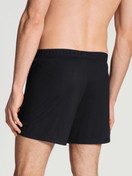 Le mannequin Homme porte le/la Boxer short avec ouverture en 100% coton de couleur Noir, Unicolore, de la série Cotton Code de CALIDA, Vue arrière