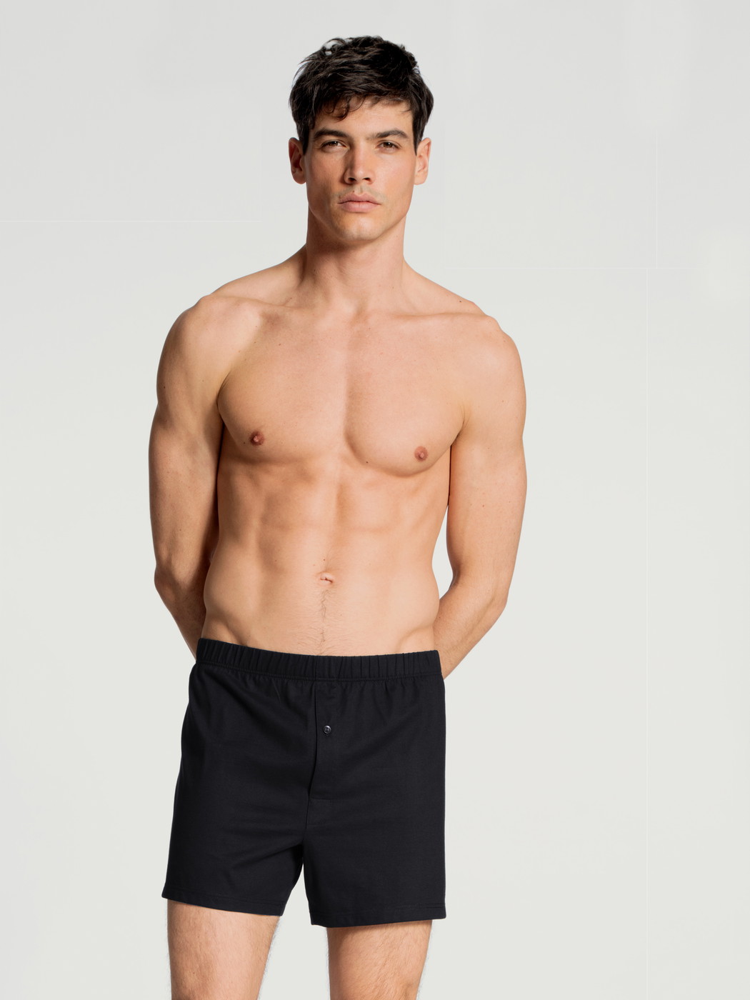 Le mannequin Homme porte le/la Boxer short avec ouverture en 100% coton de couleur Noir, Unicolore, de la série Cotton Code de CALIDA, Tenue, Vue de face