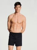 Le mannequin Homme porte le/la Boxer short avec ouverture en 100% coton de couleur Noir, Unicolore, de la série Cotton Code de CALIDA, Tenue, Vue de face