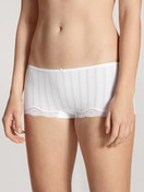Damen-Model trägt Panty, low cut aus Baumwolle in Weiß, Spitze aus Serie Etude Toujours von CALIDA, Vorderansicht
