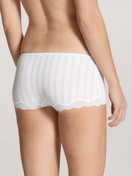Damen-Model trägt Panty, low cut aus Baumwolle in Weiß, Spitze aus Serie Etude Toujours von CALIDA, Rückansicht