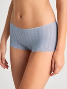 Le mannequin Femme porte le/la Panty, taille basse en Coton de couleur Bleu, Dentelle, de la série Etude Toujours de CALIDA, Vue de face
