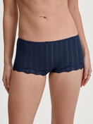 Damen-Model trägt Panty, low cut aus Baumwolle in Blau, Spitze aus Serie Etude Toujours von CALIDA, Vorderansicht