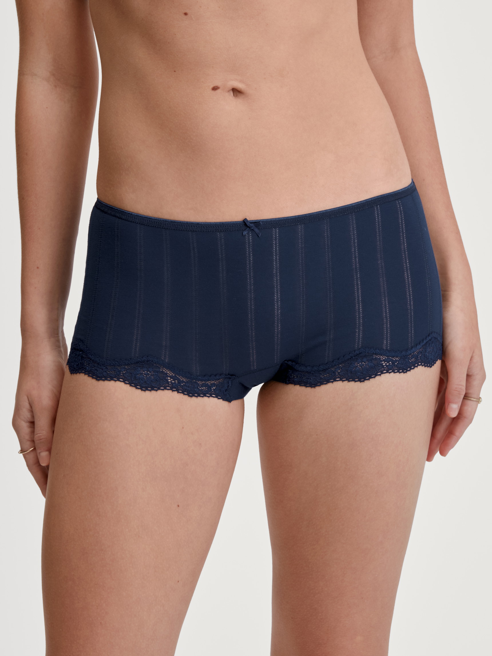 Damen-Model trägt Panty, low cut aus Baumwolle in Blau, Spitze aus Serie Etude Toujours von CALIDA, Vorderansicht
