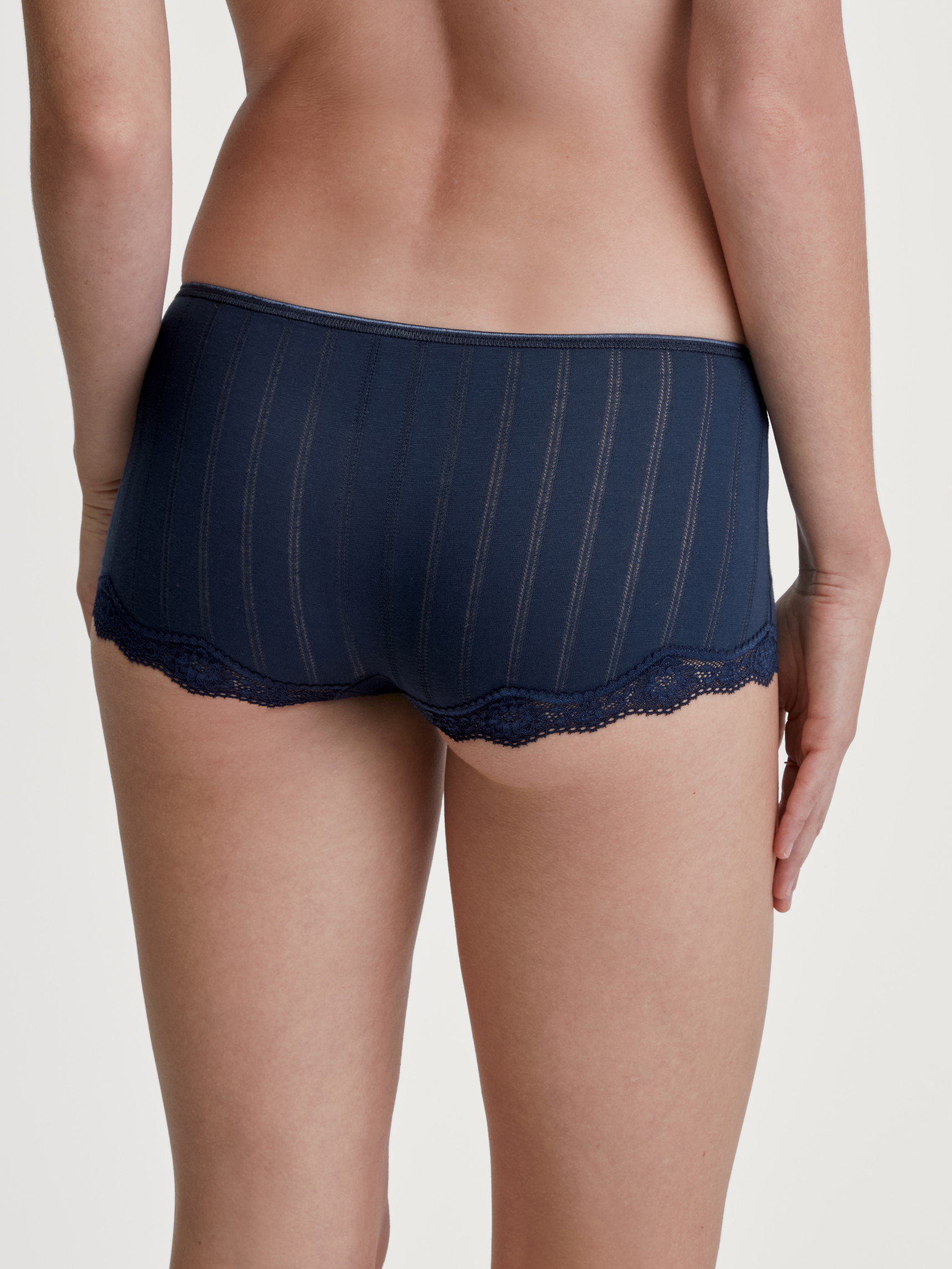 Damen-Model trägt Panty, low cut aus Baumwolle in Blau, Spitze aus Serie Etude Toujours von CALIDA, Rückansicht