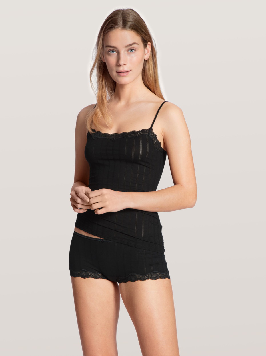 Damen-Model trägt Panty, low cut aus Baumwolle in Schwarz, Spitze aus Serie Etude Toujours von CALIDA, Outfit, Vorderansicht