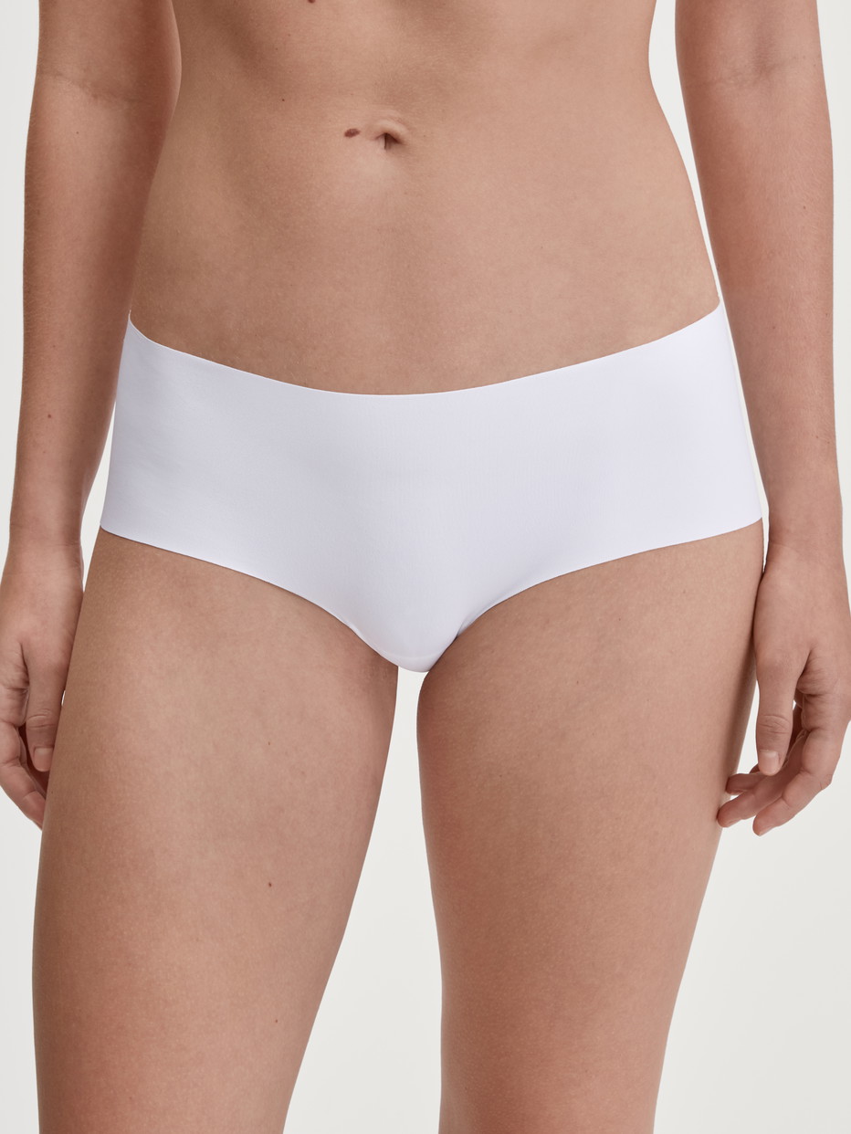 Damen-Model trägt Nahtlose Hipster-Panty Clean-Cut aus Polyamid in Weiß, Einfarbig aus Serie Sleek Skin von CALIDA, Vorderansicht