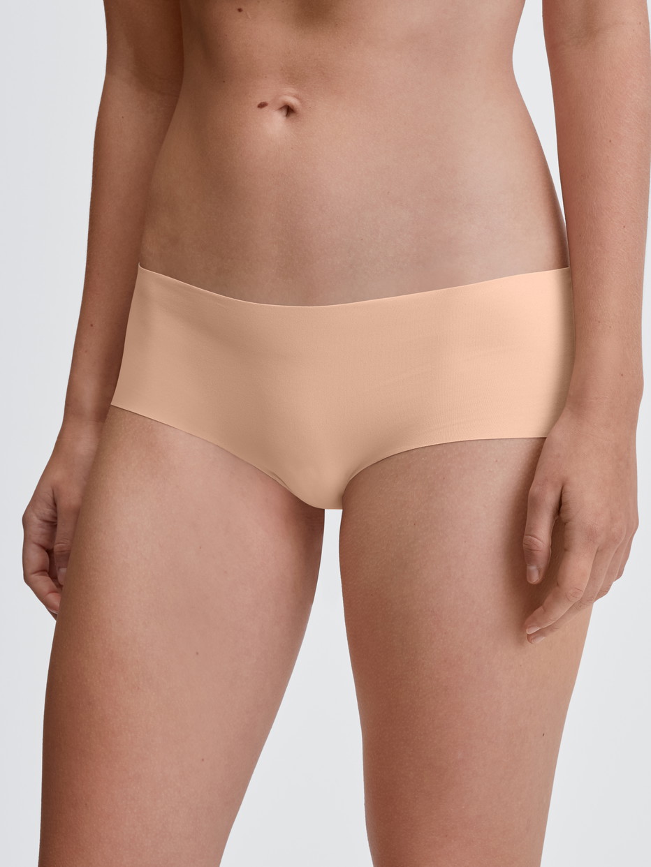 Damen-Model trägt Nahtlose Hipster-Panty Clean-Cut aus Polyamid in Beige, Einfarbig aus Serie Sleek Skin von CALIDA, Vorderansicht