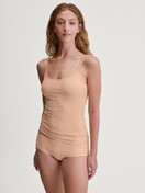 Damen-Model trägt Nahtlose Hipster-Panty Clean-Cut aus Polyamid in Beige, Einfarbig aus Serie Sleek Skin von CALIDA, Outfit