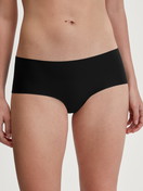Damen-Model trägt Nahtlose Hipster-Panty Clean-Cut aus Polyamid in Schwarz, Einfarbig aus Serie Sleek Skin von CALIDA, Vorderansicht