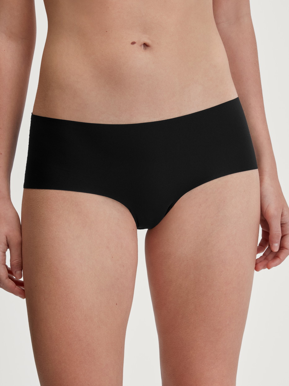 Damen-Model trägt Nahtlose Hipster-Panty Clean-Cut aus Polyamid in Schwarz, Einfarbig aus Serie Sleek Skin von CALIDA, Vorderansicht