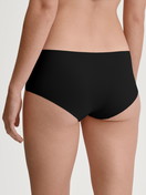 Damen-Model trägt Nahtlose Hipster-Panty Clean-Cut aus Polyamid in Schwarz, Einfarbig aus Serie Sleek Skin von CALIDA, Rückansicht