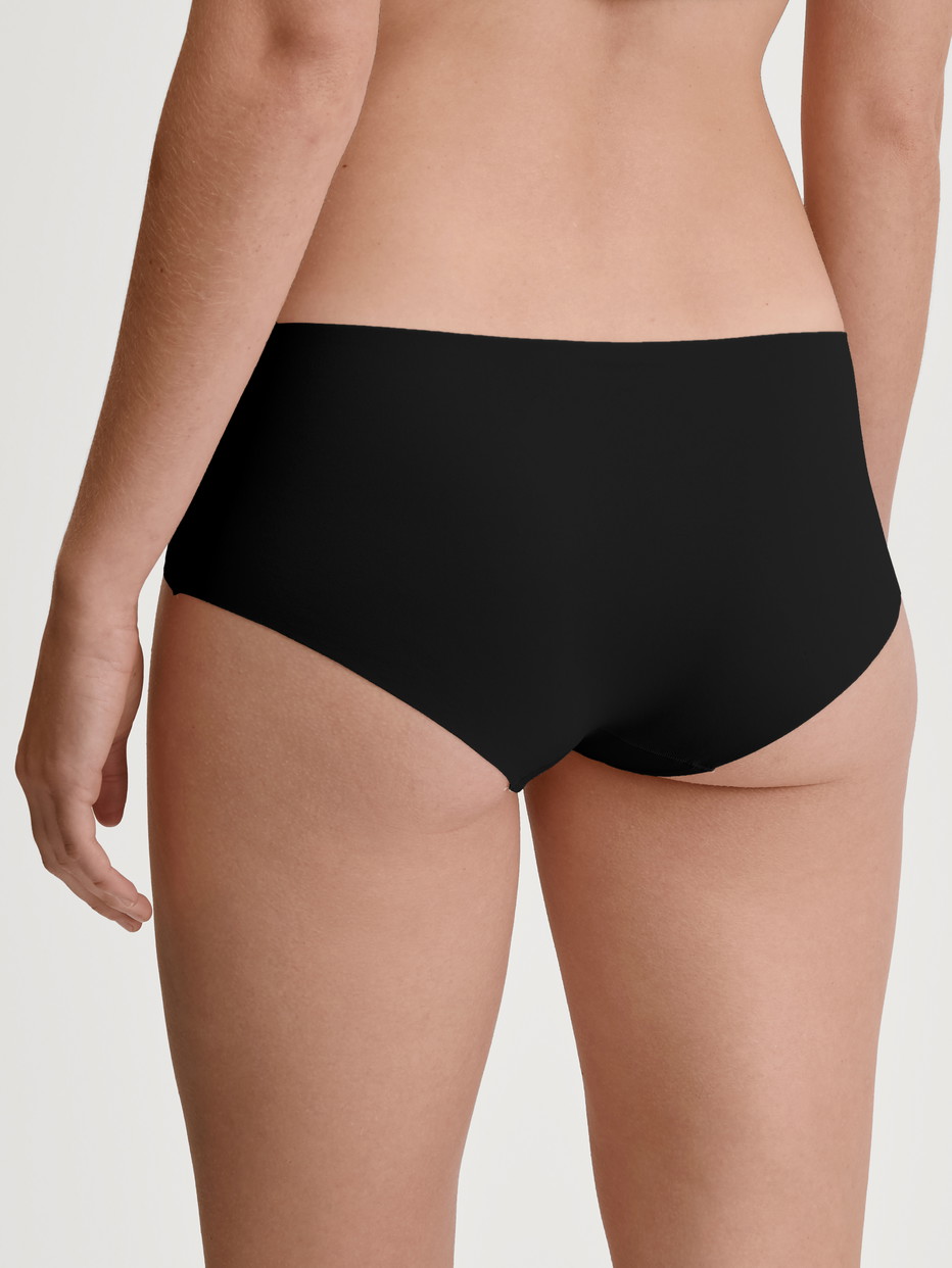 Damen-Model trägt Nahtlose Hipster-Panty Clean-Cut aus Polyamid in Schwarz, Einfarbig aus Serie Sleek Skin von CALIDA, Rückansicht