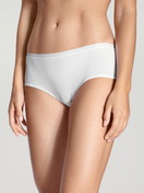 Le mannequin Femme porte le/la Panty, taille basse en Coton de couleur Blanc, Unicolore, de la série Natural Comfort de CALIDA, Vue de face
