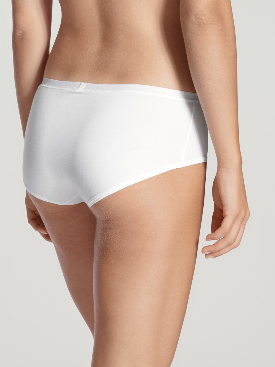 Damen-Model trägt Panty, low cut aus Baumwolle in Weiß, Einfarbig aus Serie Natural Comfort von CALIDA, Rückansicht