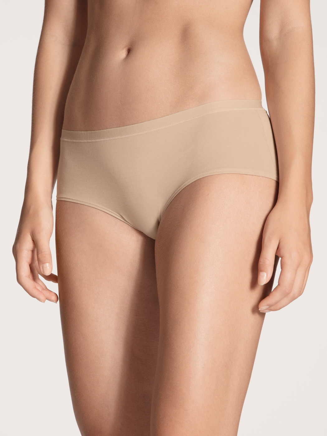 Le mannequin Femme porte le/la Panty, taille basse en Coton de couleur Beige, Unicolore, de la série Natural Comfort de CALIDA, Vue de face