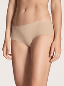 Le mannequin Femme porte le/la Panty, taille basse en Coton de couleur Beige, Unicolore, de la série Natural Comfort de CALIDA, Vue de face
