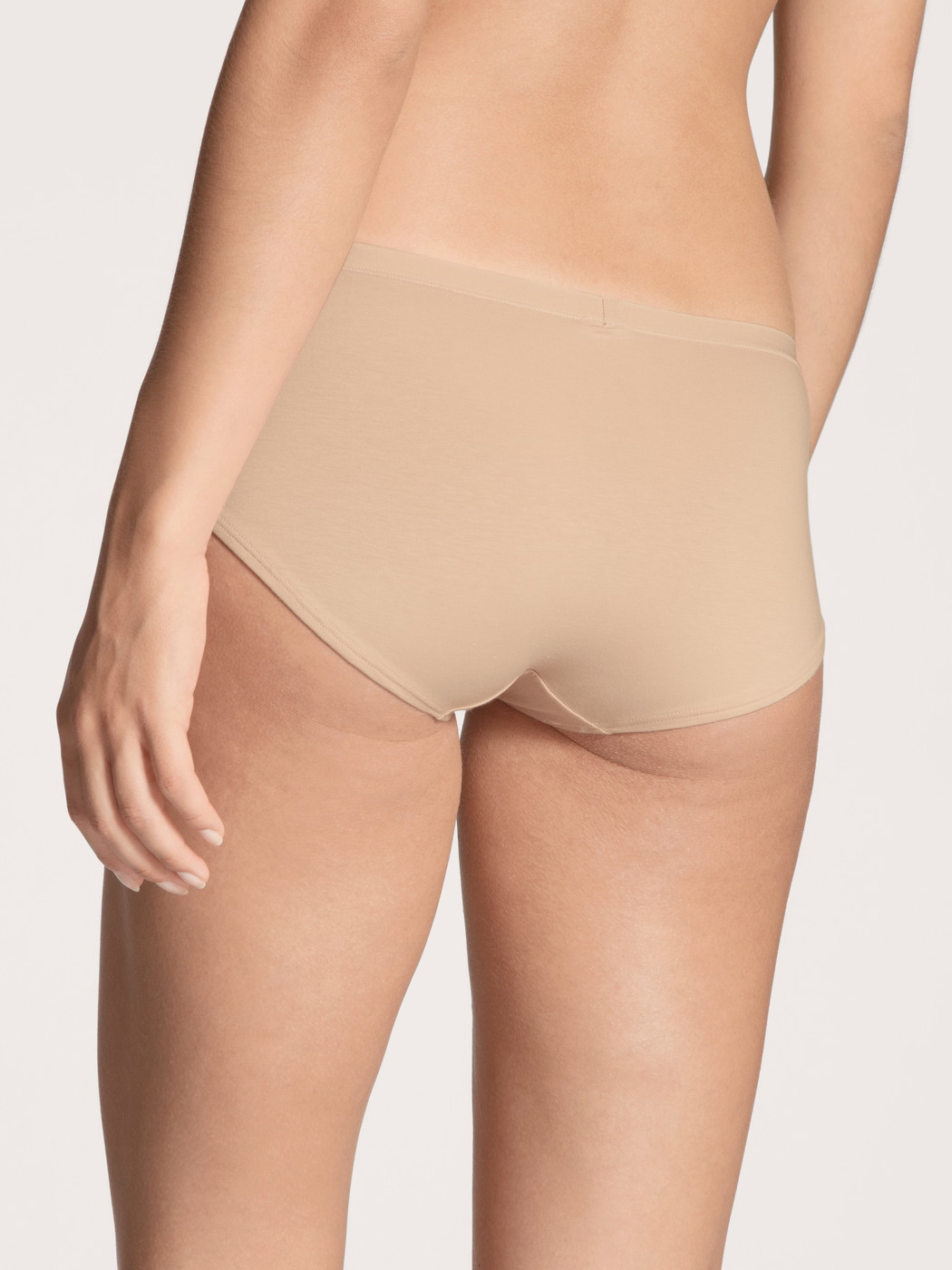 Le mannequin Femme porte le/la Panty, taille basse en Coton de couleur Beige, Unicolore, de la série Natural Comfort de CALIDA, Vue arrière