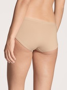 Le mannequin Femme porte le/la Panty, taille basse en Coton de couleur Beige, Unicolore, de la série Natural Comfort de CALIDA, Vue arrière