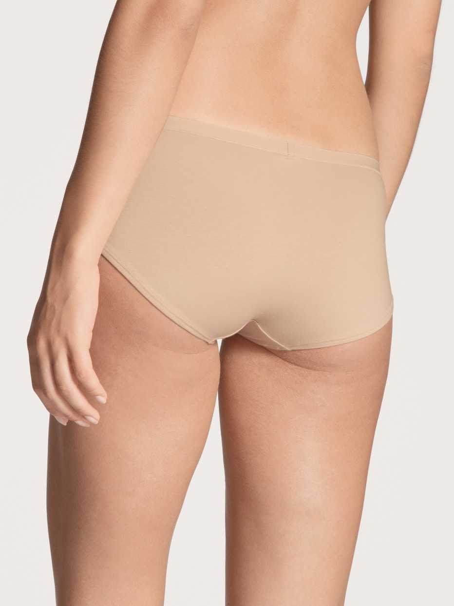 Damen-Model trägt Panty, low cut aus Baumwolle in Beige, Einfarbig aus Serie Natural Comfort von CALIDA, Rückansicht