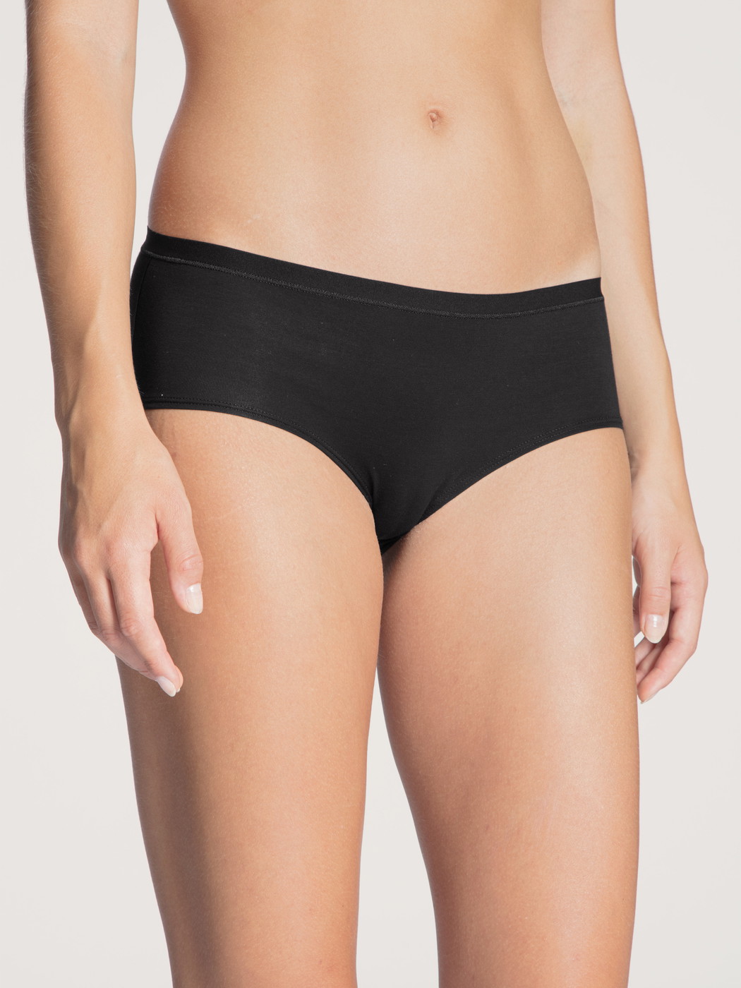 Le mannequin Femme porte le/la Panty, taille basse en Coton de couleur Noir, Unicolore, de la série Natural Comfort de CALIDA, Vue de face