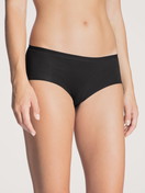 Le mannequin Femme porte le/la Panty, taille basse en Coton de couleur Noir, Unicolore, de la série Natural Comfort de CALIDA, Vue de face