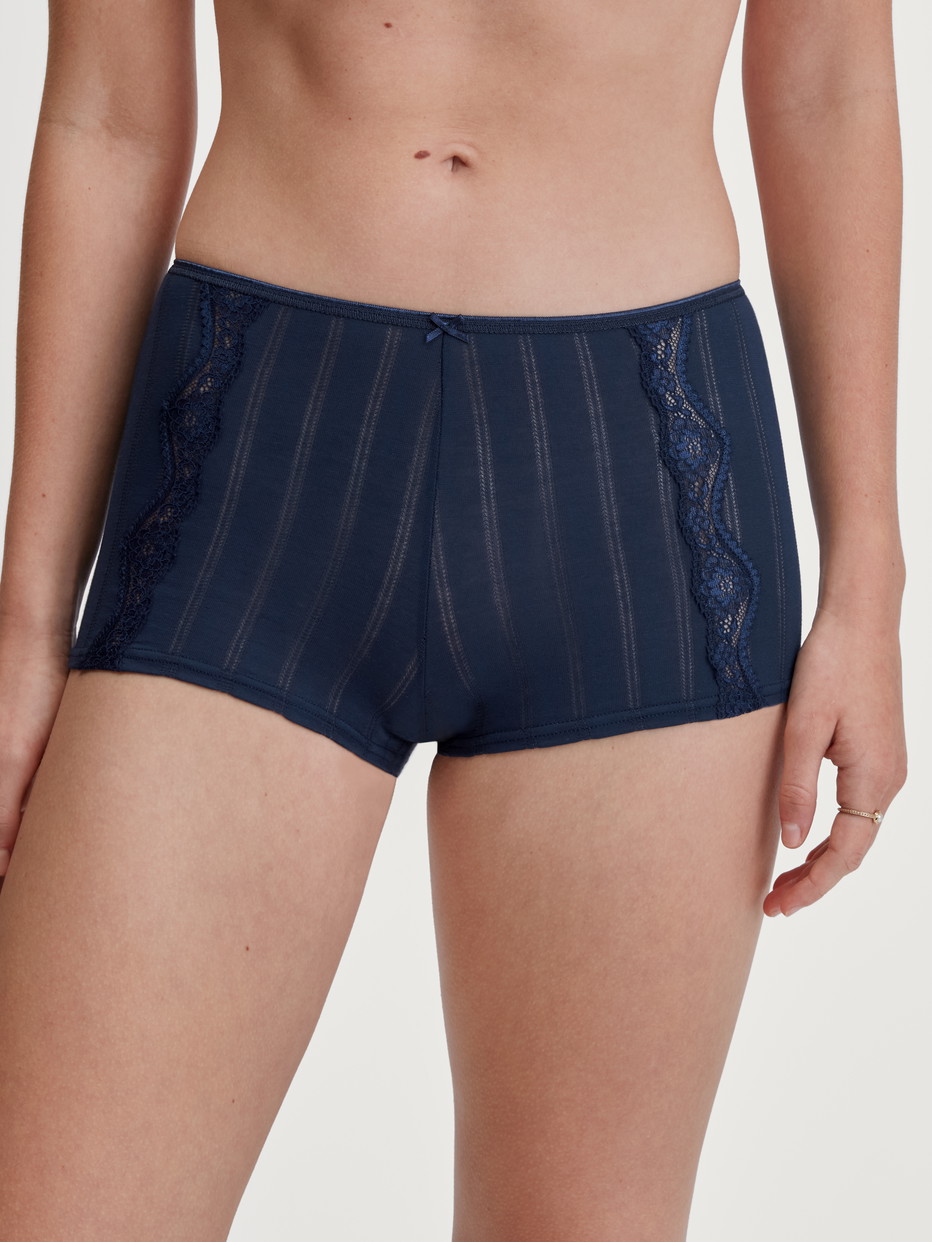 La modella / Il modello Donna indossa Slip a vita alta in Cotone di colore Blu, Pizzo, della serie Etude Toujours di CALIDA, Vista frontale