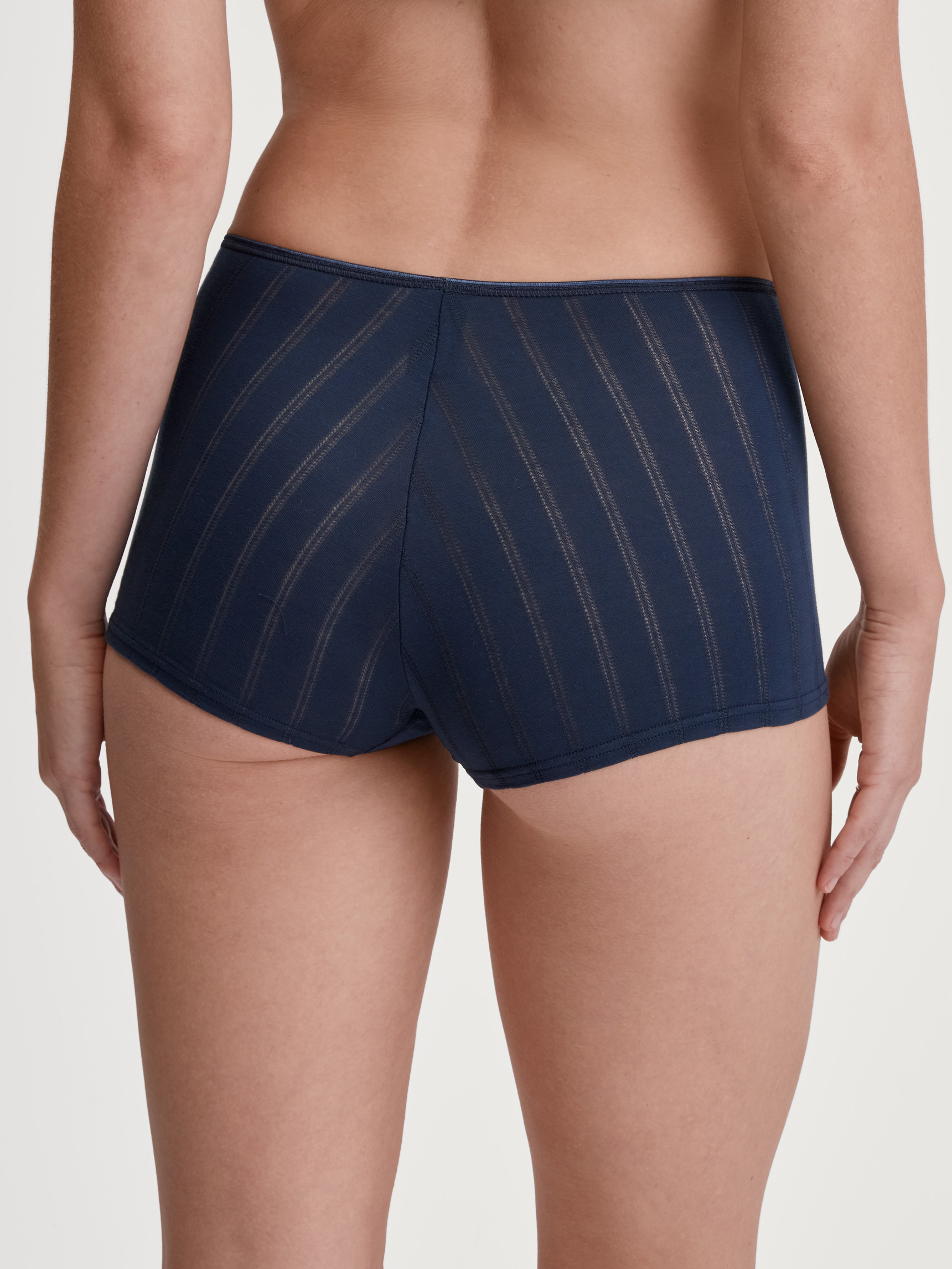 Le mannequin Femme porte le/la Panty taille haute en Coton de couleur Bleu, Dentelle, de la série Etude Toujours de CALIDA, Vue arrière