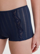 Le mannequin Femme porte le/la Panty taille haute en Coton de couleur Bleu, Dentelle, de la série Etude Toujours de CALIDA, Détail