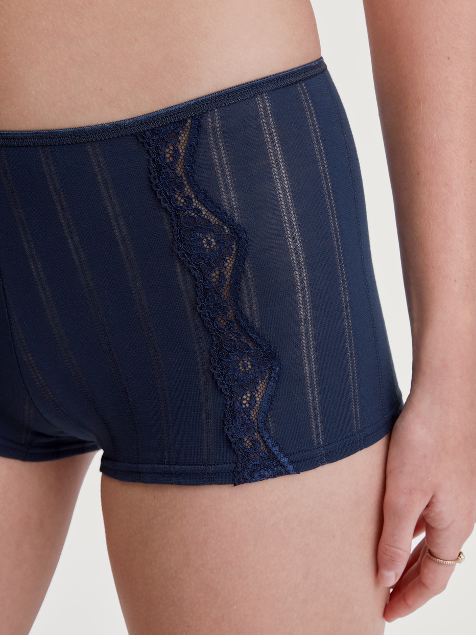 La modella / Il modello Donna indossa Slip a vita alta in Cotone di colore Blu, Pizzo, della serie Etude Toujours di CALIDA, Dettaglio
