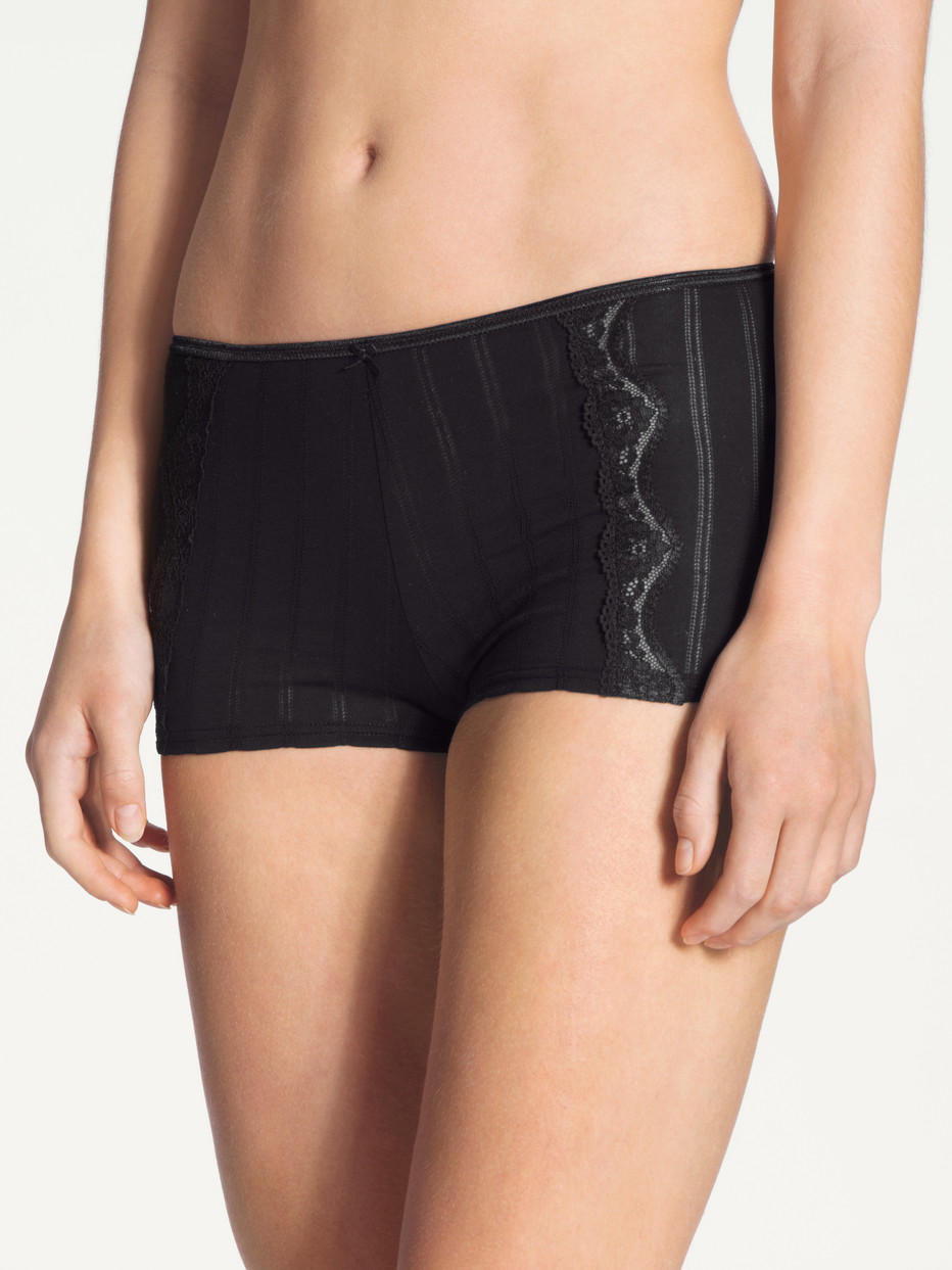 Damen-Model trägt Panty, high waist aus Baumwolle in Schwarz, Spitze aus Serie Etude Toujours von CALIDA, Vorderansicht