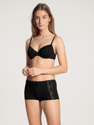 Le mannequin Femme porte le/la Panty taille haute en Coton de couleur Noir, Dentelle, de la série Etude Toujours de CALIDA, Tenue, Vue de face
