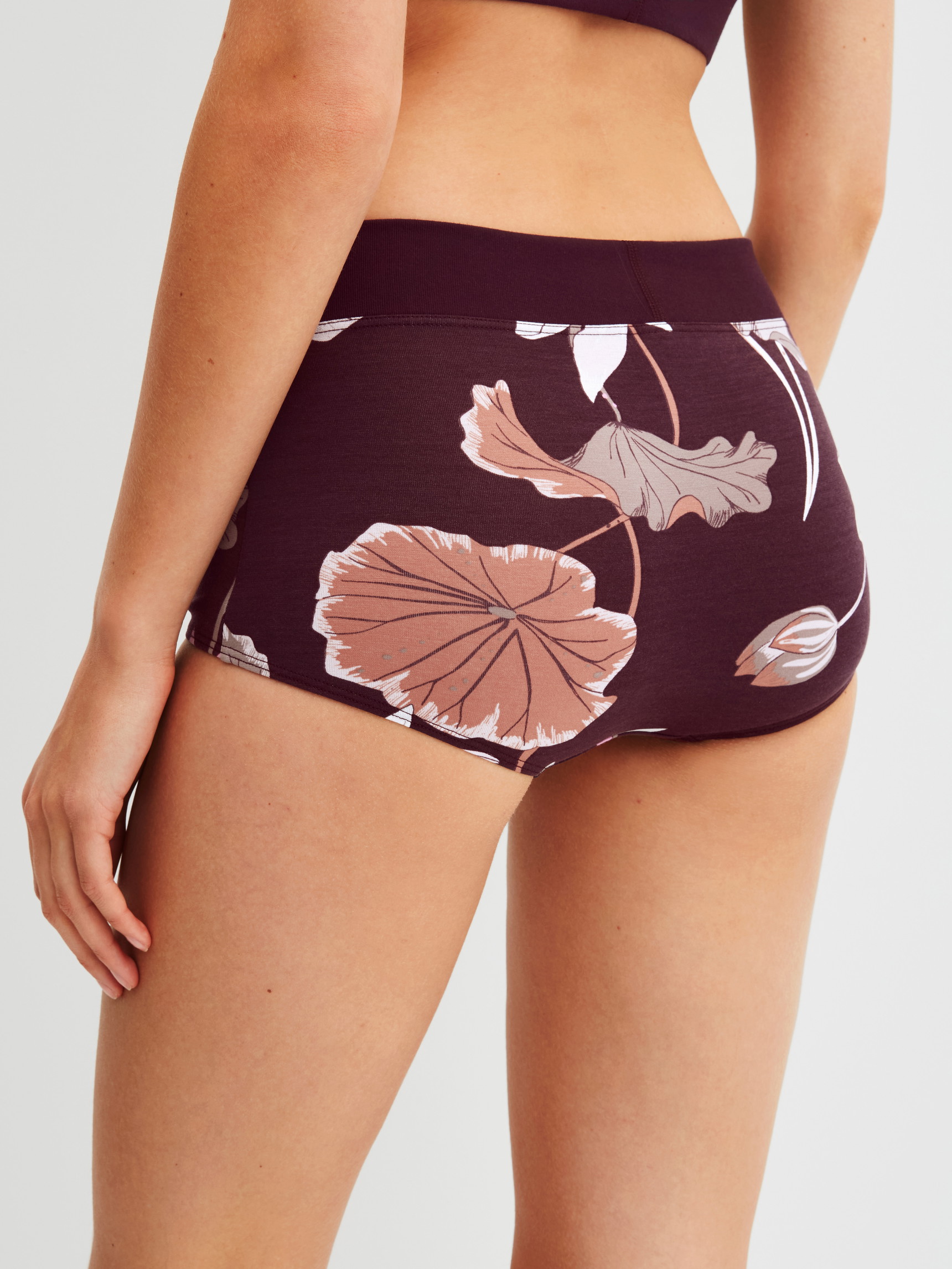 Damen-Model trägt Panty, regular cut aus Baumwolle in Rot, Floral aus Serie Elastic Trend Spec. von CALIDA, Rückansicht