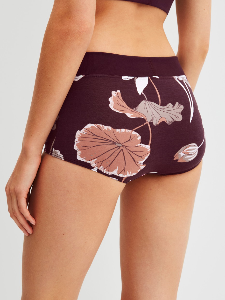 Damen-Model trägt Panty, regular cut aus Baumwolle in Rot, Floral aus Serie Elastic Trend Spec. von CALIDA, Rückansicht
