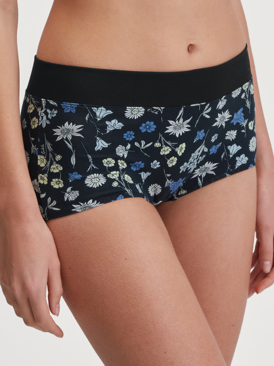 Damen-Model trägt Panty, regular cut aus Baumwolle in Schwarz, Floral aus Serie Elastic Trend von CALIDA, Vorderansicht