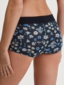 Damen-Model trägt Panty, regular cut aus Baumwolle in Schwarz, Floral aus Serie Elastic Trend von CALIDA, Rückansicht