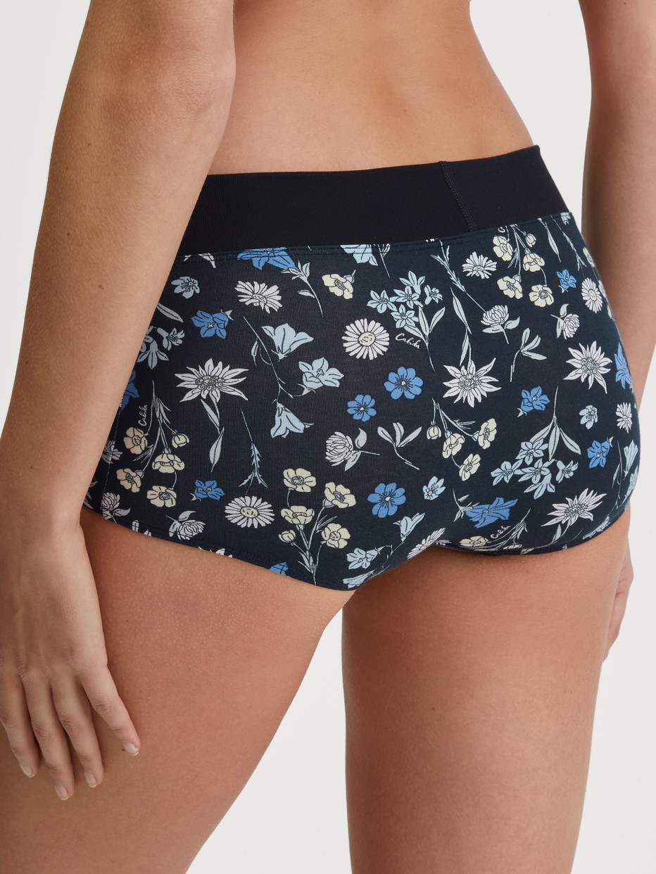 Damen-Model trägt Panty, regular cut aus Baumwolle in Schwarz, Floral aus Serie Elastic Trend von CALIDA, Rückansicht