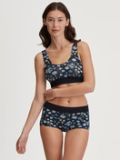 Damen-Model trägt Panty, regular cut aus Baumwolle in Schwarz, Floral aus Serie Elastic Trend von CALIDA, Outfit