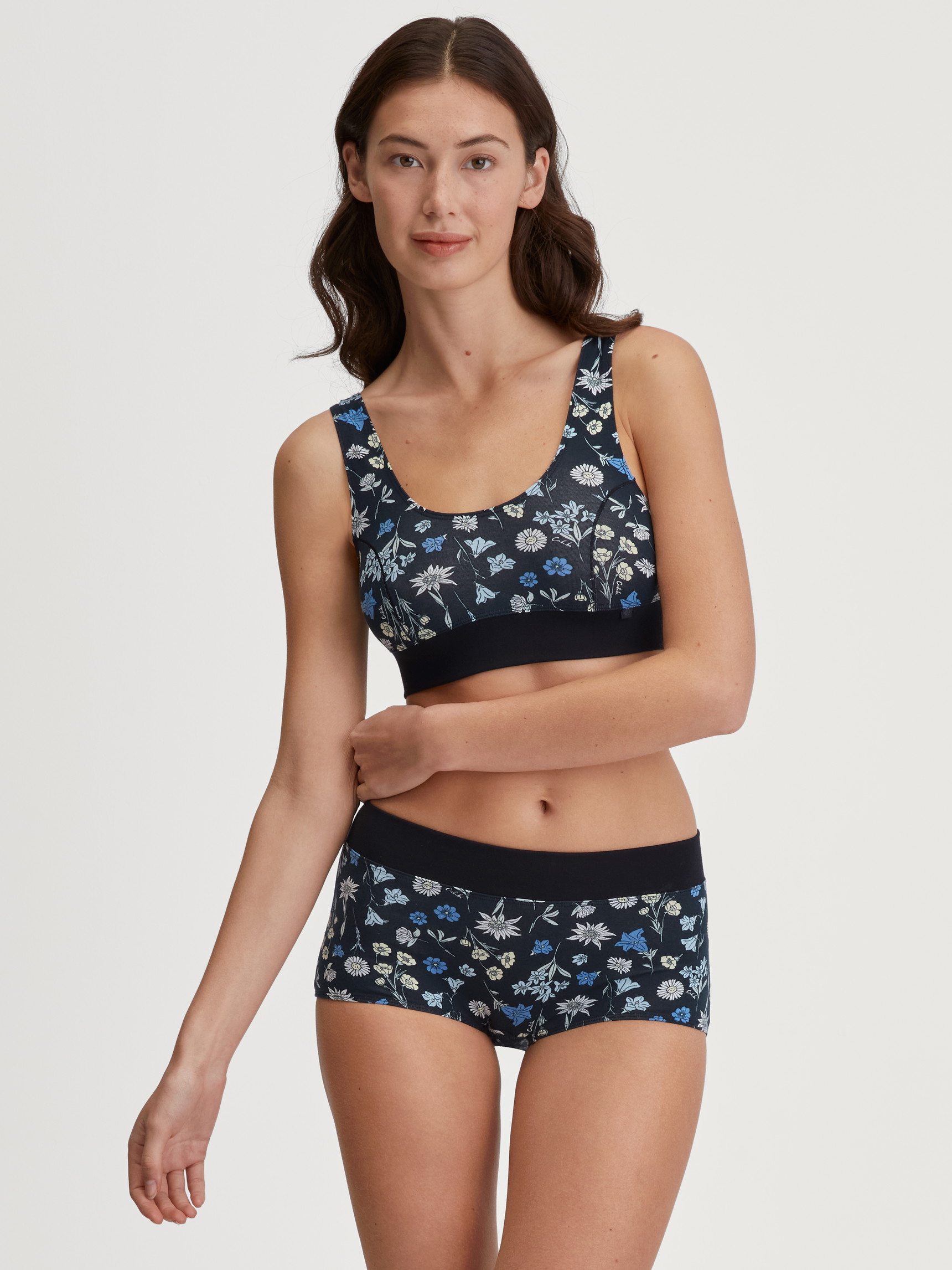 Damen-Model trägt Panty, regular cut aus Baumwolle in Schwarz, Floral aus Serie Elastic Trend von CALIDA, Outfit