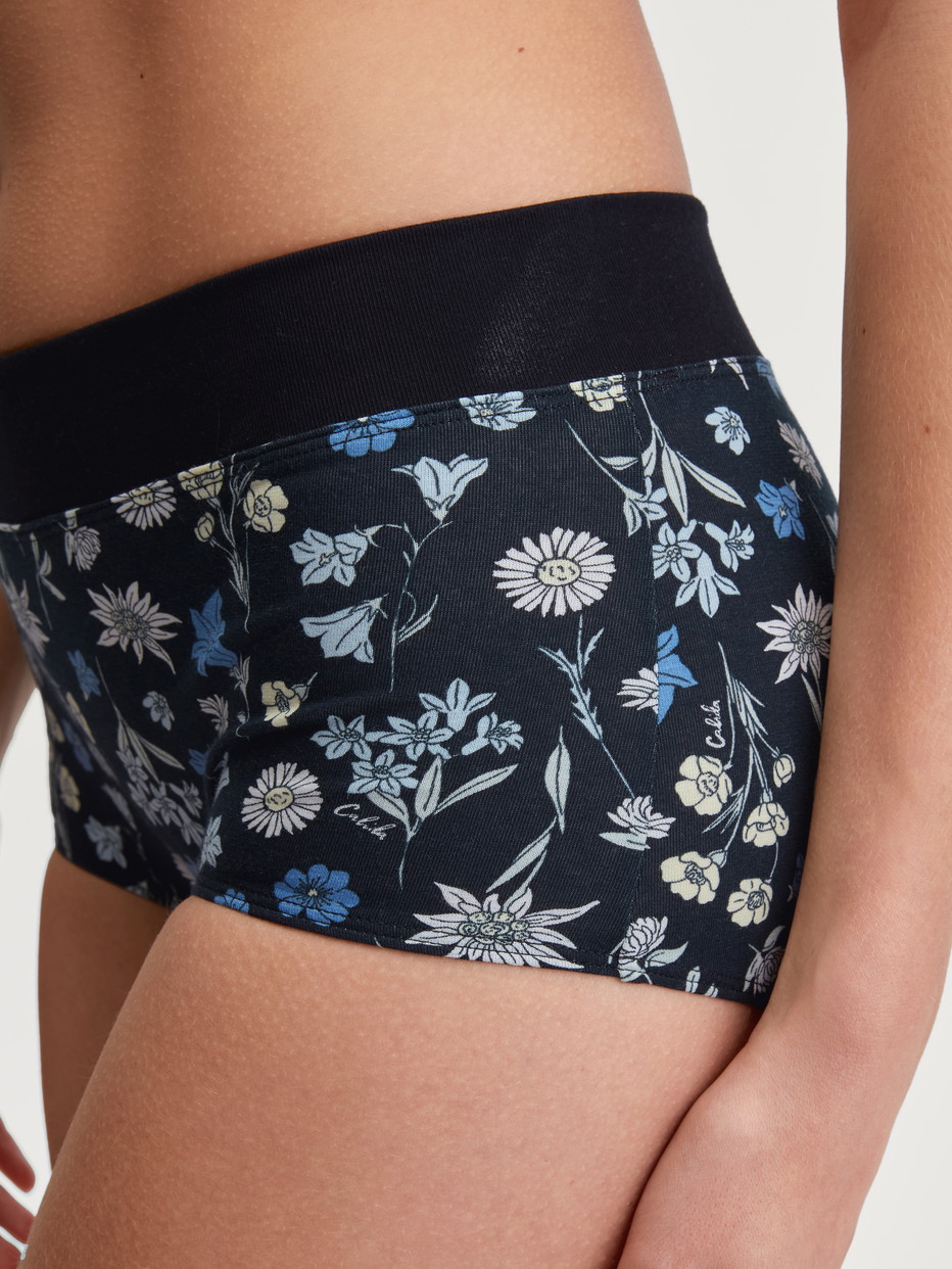 Damen-Model trägt Panty, regular cut aus Baumwolle in Schwarz, Floral aus Serie Elastic Trend von CALIDA, Detail