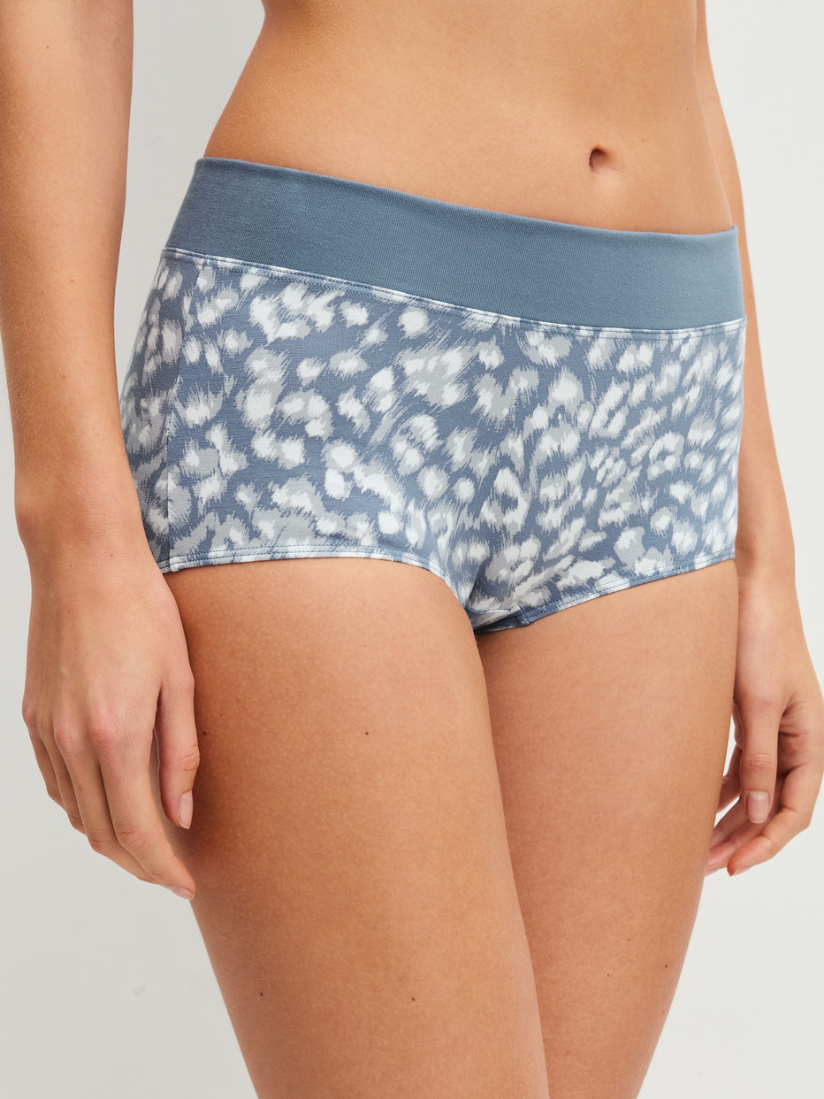 Damen-Model trägt Panty, regular cut aus Baumwolle in Grau, Gemustert aus Serie Elastic Trend von CALIDA, Vorderansicht