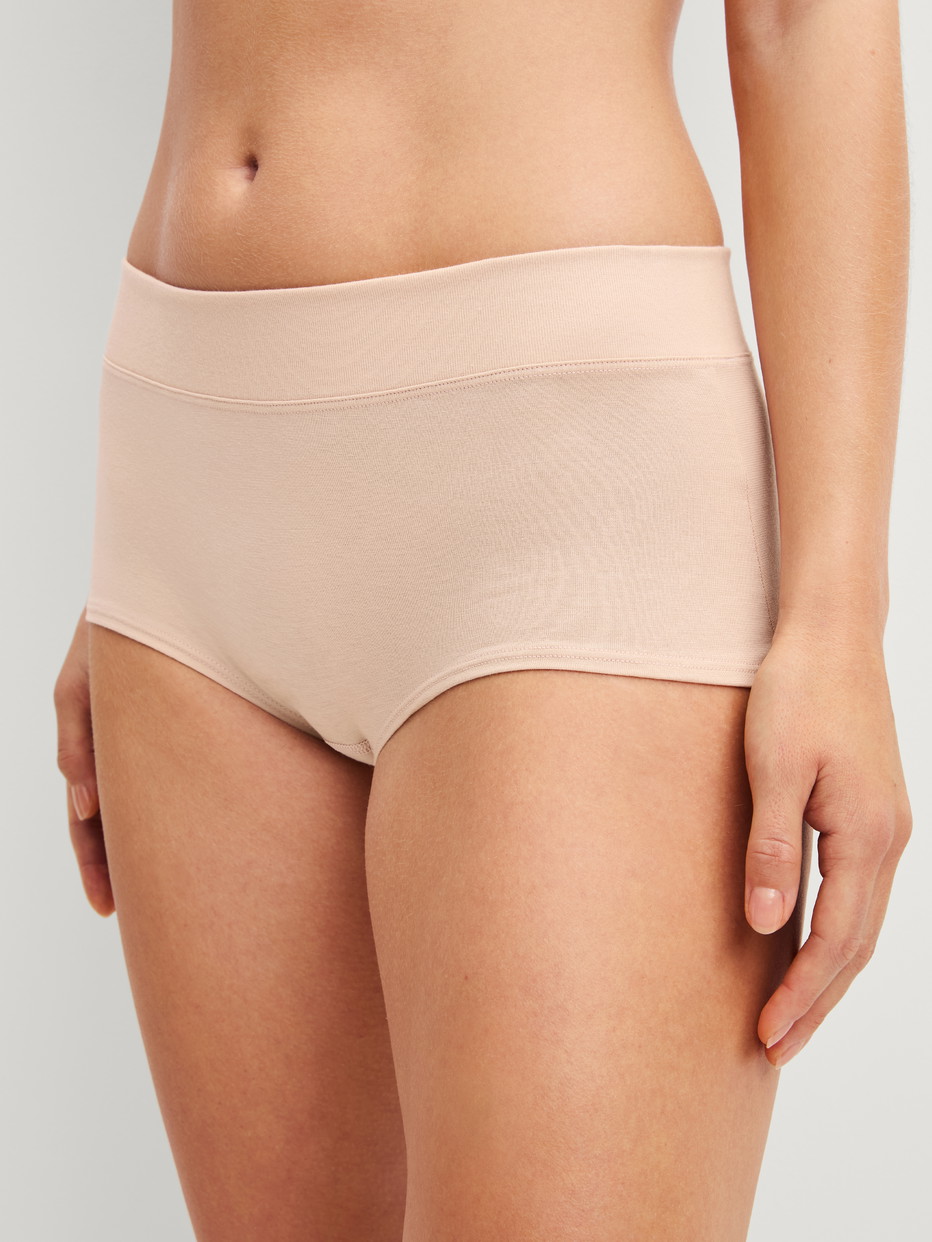 Damen-Model trägt Panty, regular cut aus Baumwolle in Beige, Einfarbig aus Serie Elastic von CALIDA, Vorderansicht