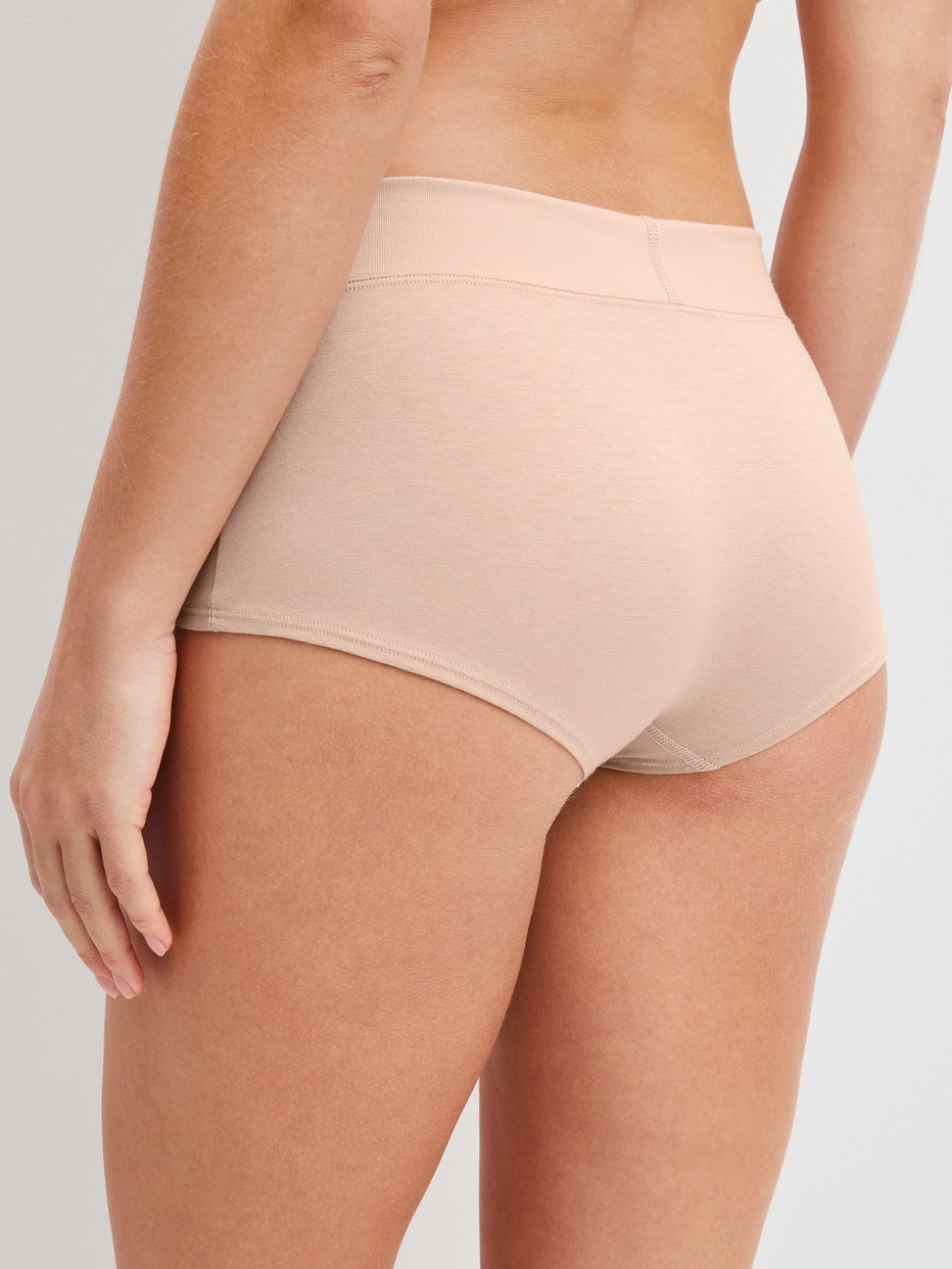 Damen-Model trägt Panty, regular cut aus Baumwolle in Beige, Einfarbig aus Serie Elastic von CALIDA, Vorderansicht