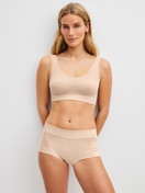 Damen-Model trägt Panty, regular cut aus Baumwolle in Beige, Einfarbig aus Serie Elastic von CALIDA, Outfit