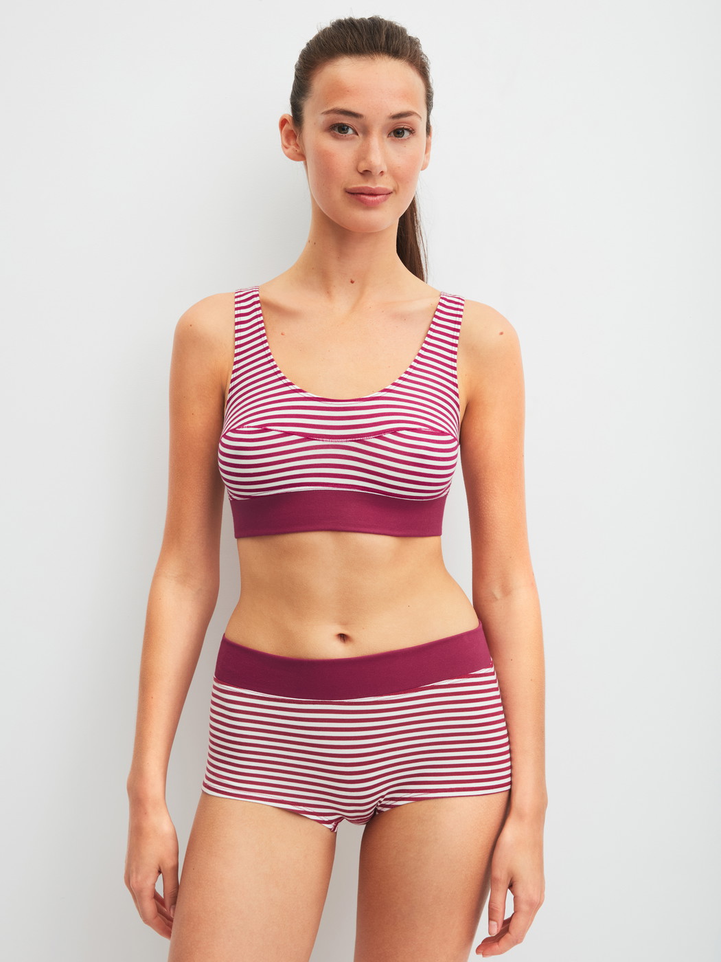 Le mannequin Femme porte le/la Panty taille haute en Coton de couleur Rose, Rayée, de la série Elastic Special de CALIDA, Tenue