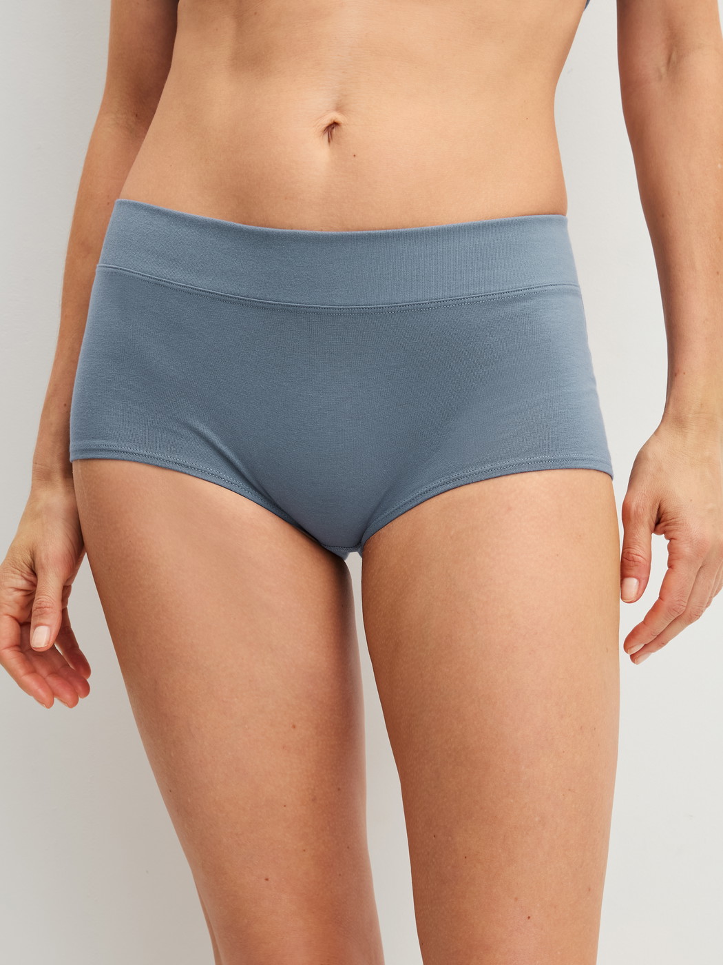 Damen-Model trägt Panty, regular cut aus Baumwolle in Grau, Einfarbig aus Serie Elastic von CALIDA, Vorderansicht