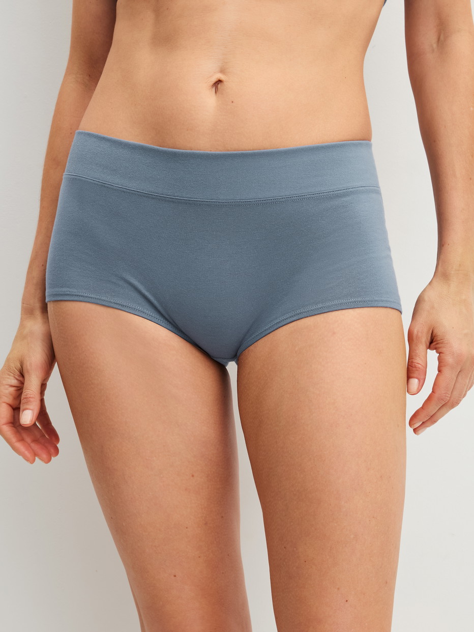 Damen-Model trägt Panty, regular cut aus Baumwolle in Grau, Einfarbig aus Serie Elastic von CALIDA, Vorderansicht