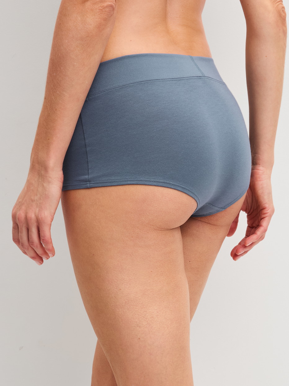 Damen-Model trägt Panty, regular cut aus Baumwolle in Grau, Einfarbig aus Serie Elastic von CALIDA, Rückansicht