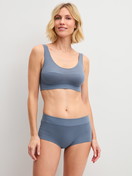 Damen-Model trägt Panty, regular cut aus Baumwolle in Grau, Einfarbig aus Serie Elastic von CALIDA, Outfit